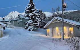 House With Garage In Central Lyngen